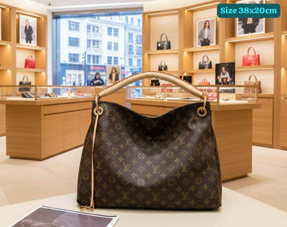LV
Best quality 
110 dhs🪙🖤
size 38 cm

Zain158
♥️♥️♥️