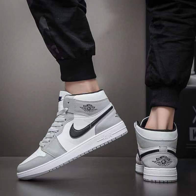New Stock
broke Sizes
Size 39to45   
50 dhs❤️

Zain163