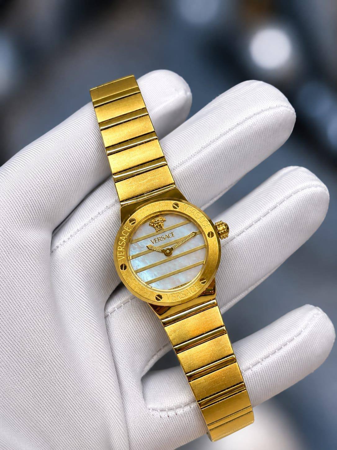 Versace 

watch for ladies 

good quality 
230 dhs🇦🇪🇦🇪

Zain59
♥️♥️♥️