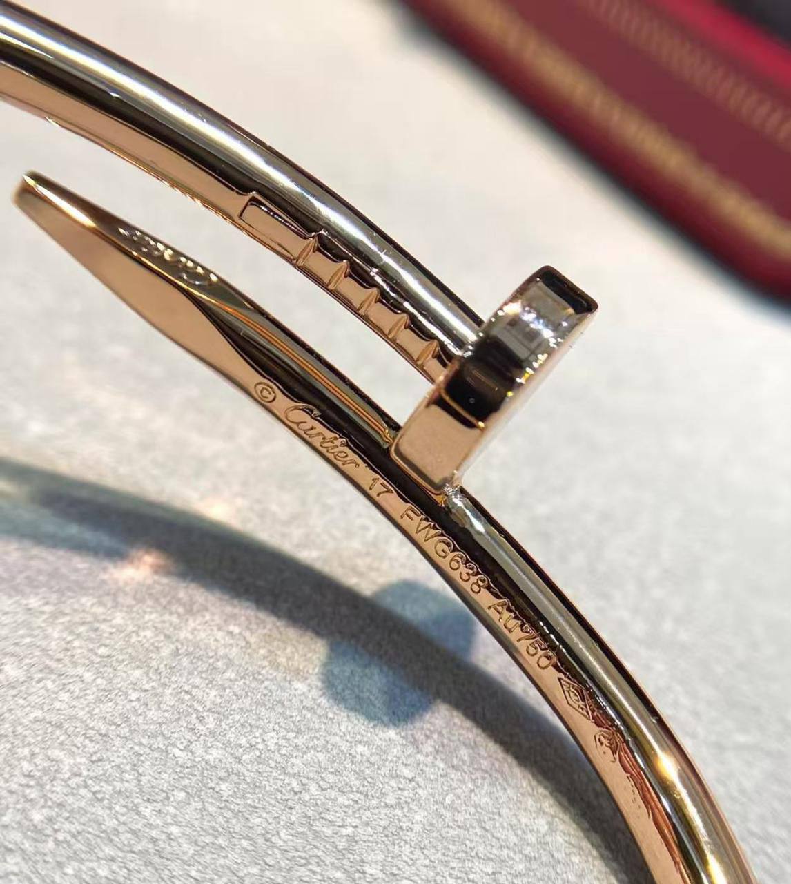 Cartier Bangle*🪅
Stone / without stone
Size 16,17,18,19
*Master Quality* 💎

45 dhs❤️
normal box 📦

Zain48
♥️♥️♥️