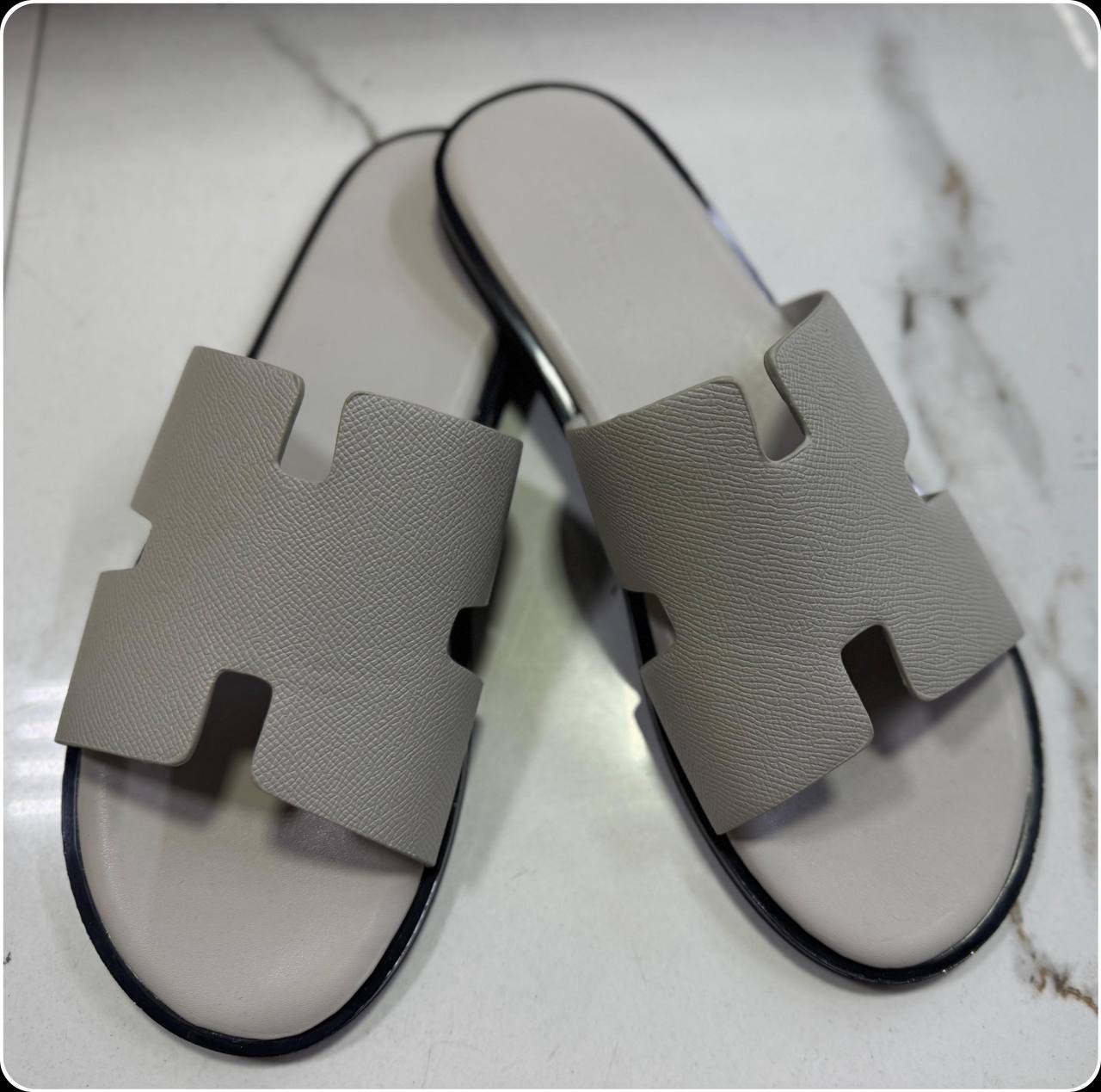 Hermes 
Slippers 
Mens 
Sizes 40-45 
75 dhs🇦🇪

Zain232
♥️♥️♥️