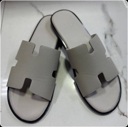 Hermes 
Slippers 
Mens 
Sizes 40-45 
75 dhs🇦🇪

Zain232
♥️♥️♥️