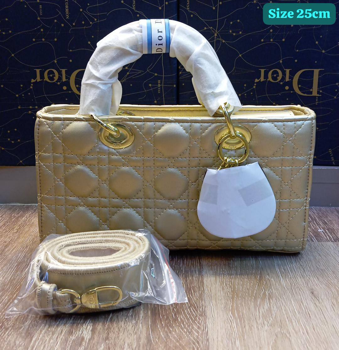 Dior
Good quality 
with box 🎁🎁🎁
120 dhs✅

Zain186
♥️♥️♥️