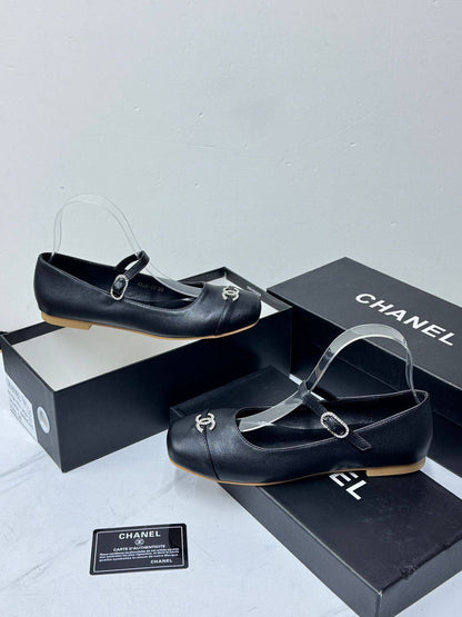 𝗖𝗛𝗔𝗡𝗘𝗟 𝗕𝗔𝗟𝗟𝗘𝗥𝗜𝗡𝗔 𝗦𝗛𝗢𝗘𝗦
💯𝙃𝙞𝙜𝙝 𝙌𝙪𝙖𝙡𝙞𝙩𝙮
Size 36-37-38-39-40-41
105 dhs❣️

Zain86
♥️♥️♥️