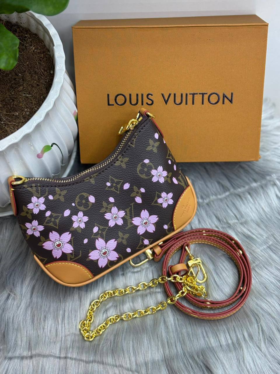 LV
SIZE  ……… 20 CM 🥰🥰🥰

90 dhs🪙🌨️

with box
🎁🎁🎁

Zain244
♥️♥️♥️