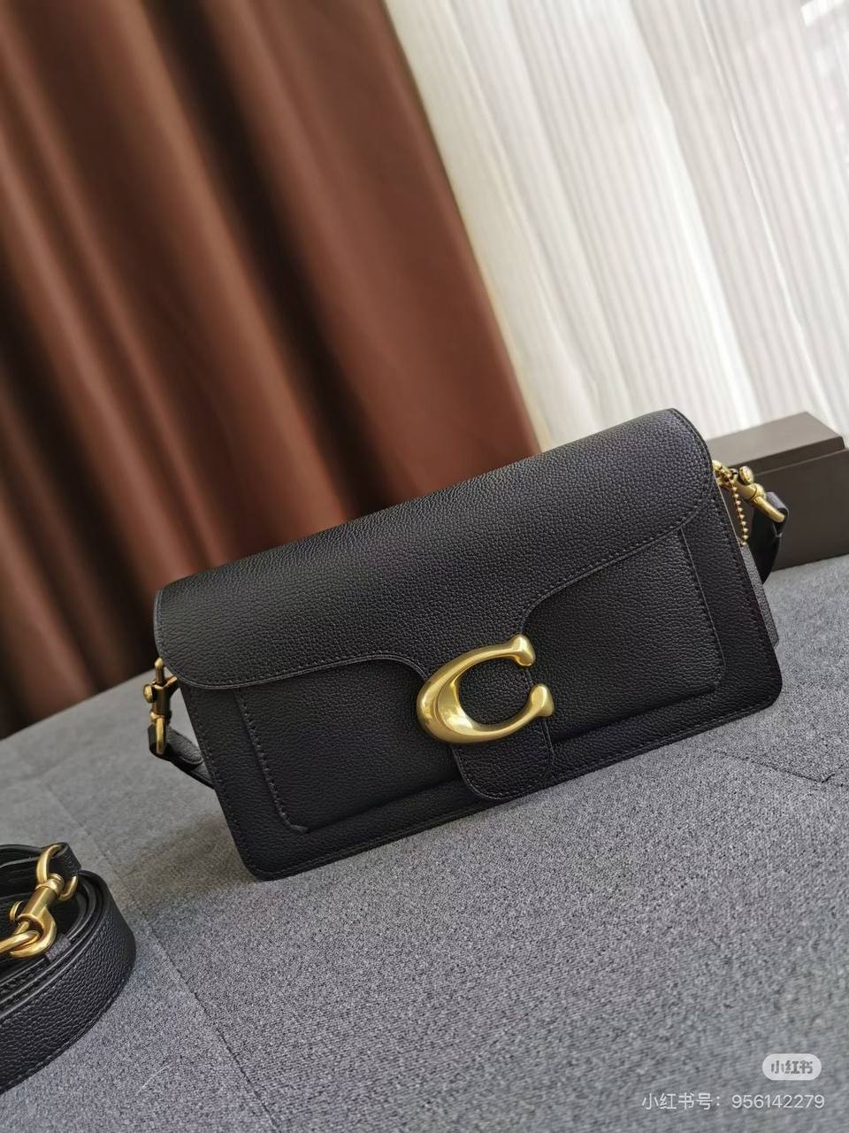 Coach

with box
🎁🎁🎁

size :26×14.5×8  

95 dhs🪙🌨️

Zain114
♥️♥️♥️