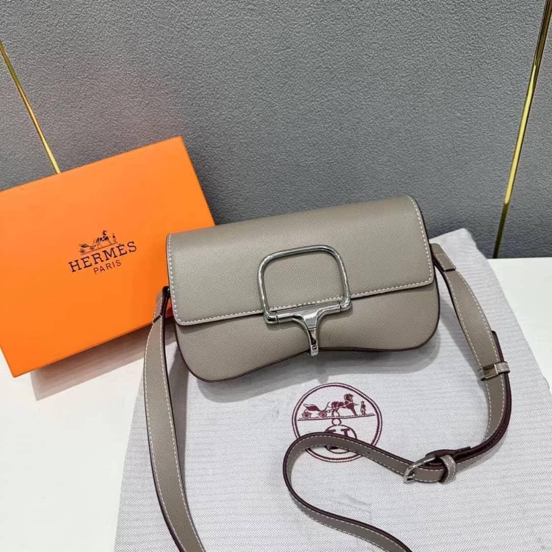 HERMES

Best quality 
with box
115 dhs🇦🇪🇦🇪

size 22CM

Zain290
♥️♥️♥️