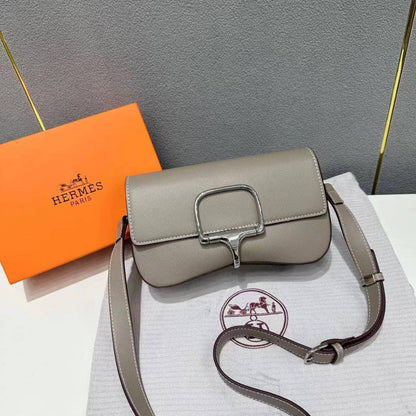 HERMES

Best quality 
with box
115 dhs🇦🇪🇦🇪

size 22CM

Zain290
♥️♥️♥️
