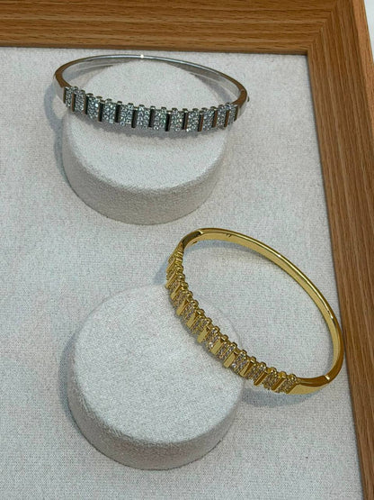 Bangle ❤️‍🔥*
good quality 💯
With black boxes 🗃️ 
20 dhs💓
With normal boxes 📦 
And paper bag🛍️
30 dhs💓

Zain216
♥️♥️♥️