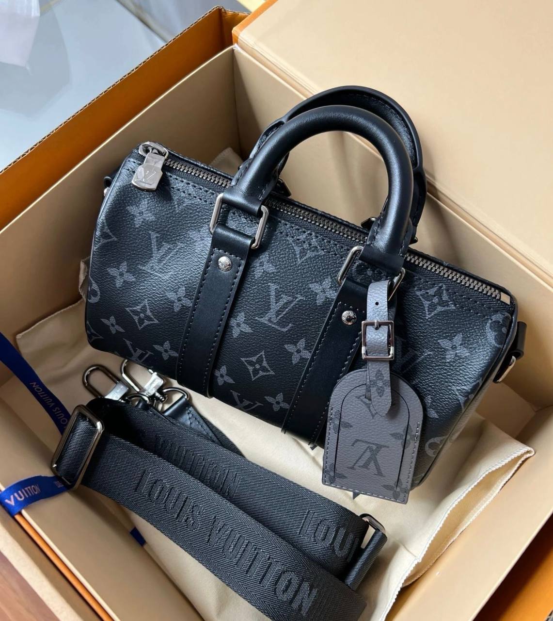 LV

COPY ONE 

WITH BOX 
🎁🎁🎁

170 dhs✅

Zain295
♥️♥️♥️