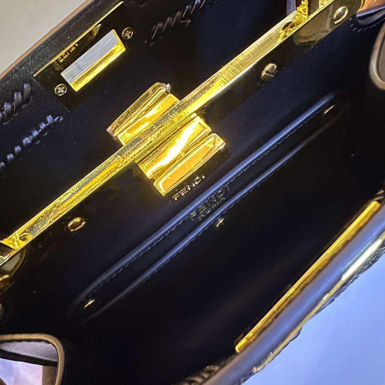 FENDI 
COPY ONE 
WITH BOX 
210 dhs✅

Zain39
♥️♥️♥️