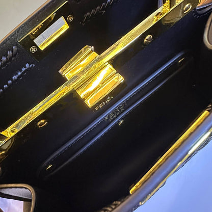 FENDI 
COPY ONE 
WITH BOX 
210 dhs✅

Zain39
♥️♥️♥️