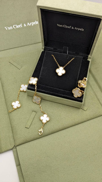 CHANEL 
MASTER💫✨
NECKLACE 
140 DHS✅
WITH BOX AND PAPER BAG🛍️🎁

Zain89
♥️♥️♥️