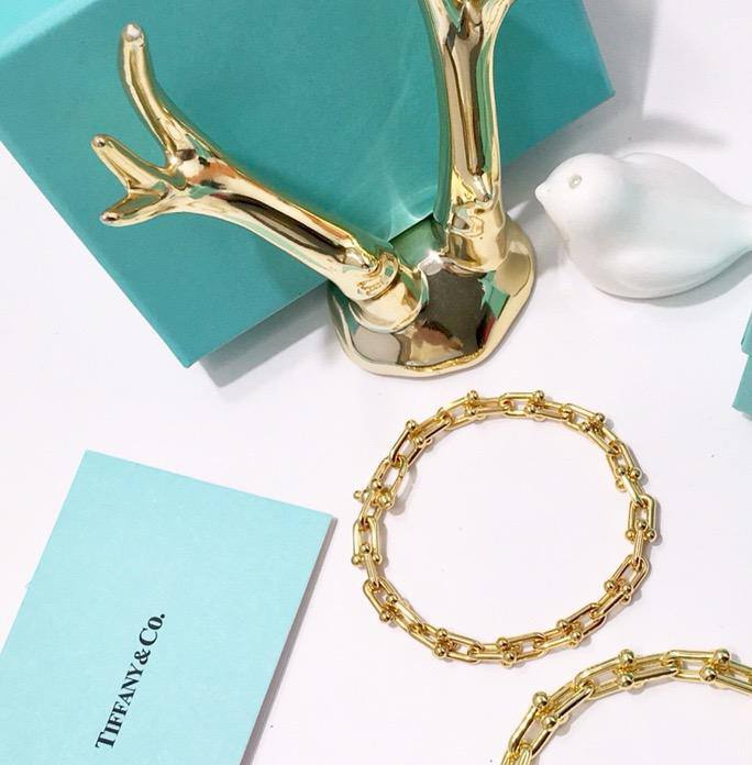 Tiffany ❤️‍🔥*
Necklace 🐦‍🔥
Earring 🦋
Bracelet 🍁
Master quality 💯

With normal boxes 📦 
180 dhs🪙🌺
With master box 🗃️ 
220 dhs🪙🌺

Zain216
♥️♥️♥️