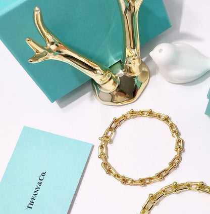 Tiffany ❤️‍🔥*
Necklace 🐦‍🔥
Earring 🦋
Bracelet 🍁
Master quality 💯

With normal boxes 📦 
180 dhs🪙🌺
With master box 🗃️ 
220 dhs🪙🌺

Zain216
♥️♥️♥️