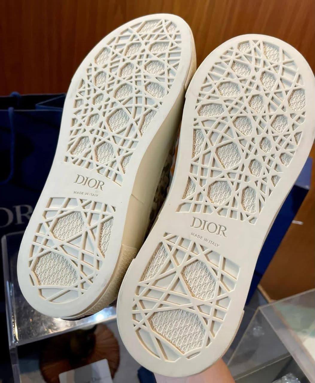 DIOR SHOES
GOOD QUALITY
105 dhs✅
  Size 36-40

Zain40
♥️♥️♥️