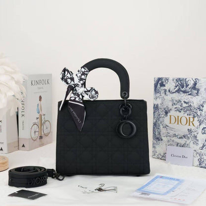 Dior
100 dhs🪙💕
size：24cm
Good quality 
with box
🎁🎁🎁

Zain35
♥️♥️♥️