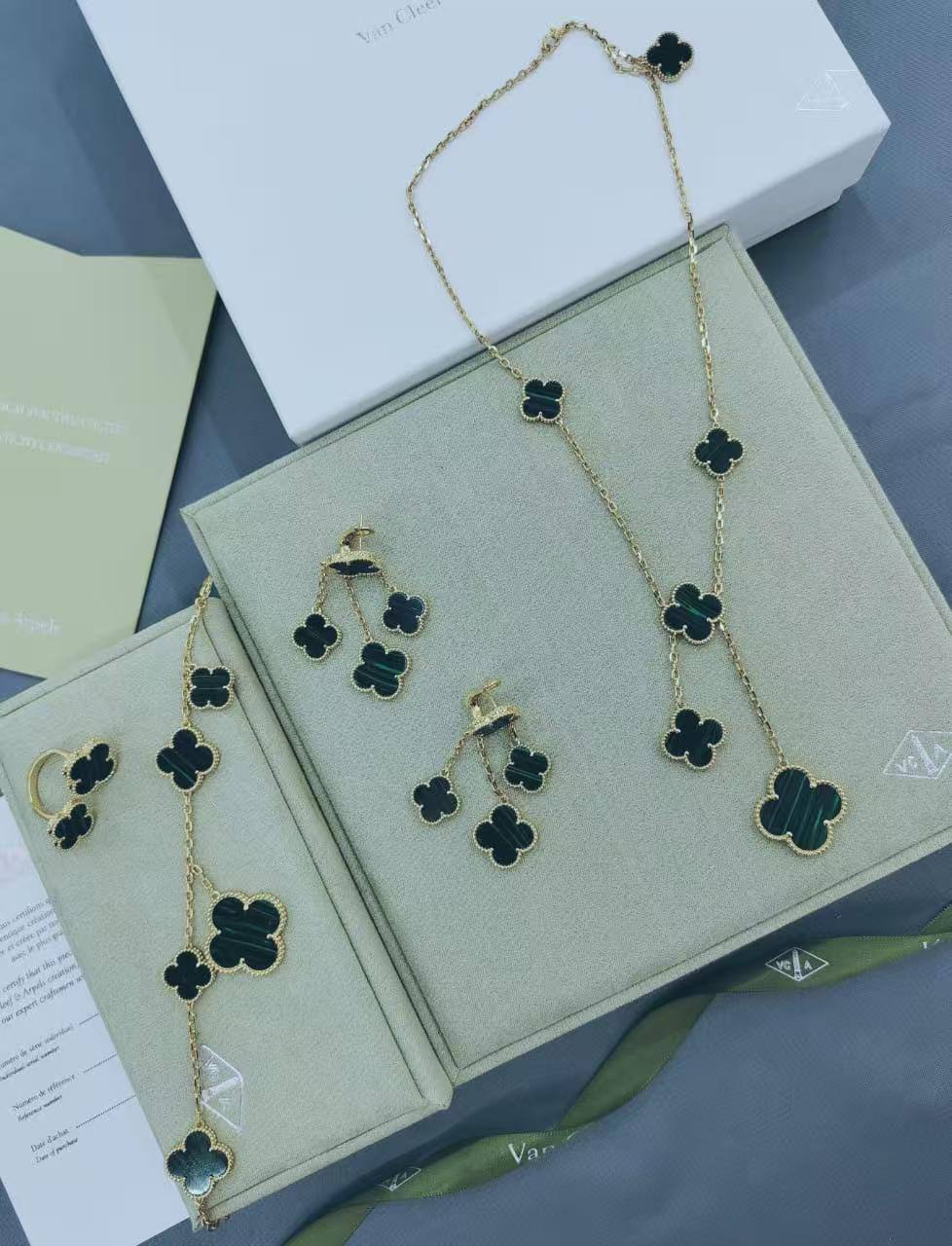 VCA SET ❤️‍🔥*
Necklace 🦋
Earring🌸
Ring 💍 free size 
Bracelet ✨
Master quality 💯
With normal boxes 🗃️ 
240 dhs🪙🌨️
With master box 📦 
290 dhs🪙🌨️

Zain216
♥️♥️♥️