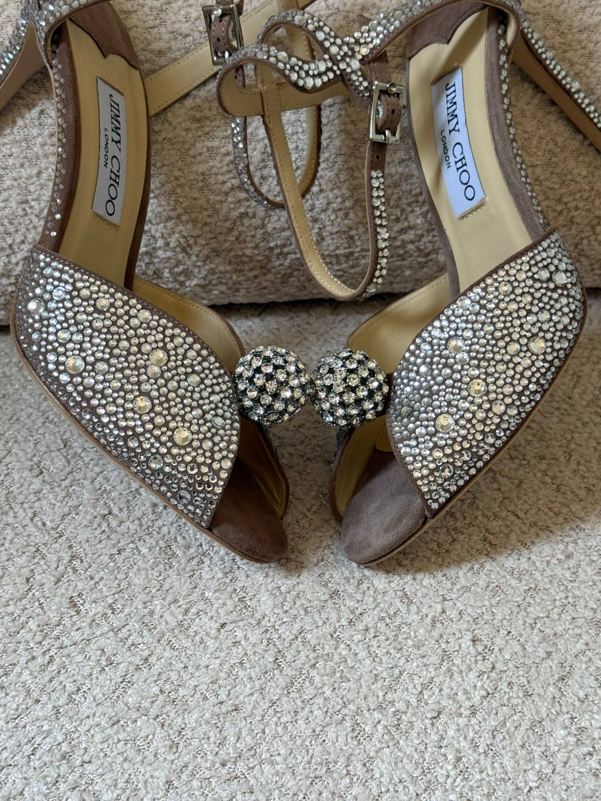 Jimmy choo

𝐒𝐢𝐳𝐞𝐬: 𝟑𝟔 — 𝟒𝟏
560 dhs🇦🇪🇦🇪

Zain298
♥️♥️♥️