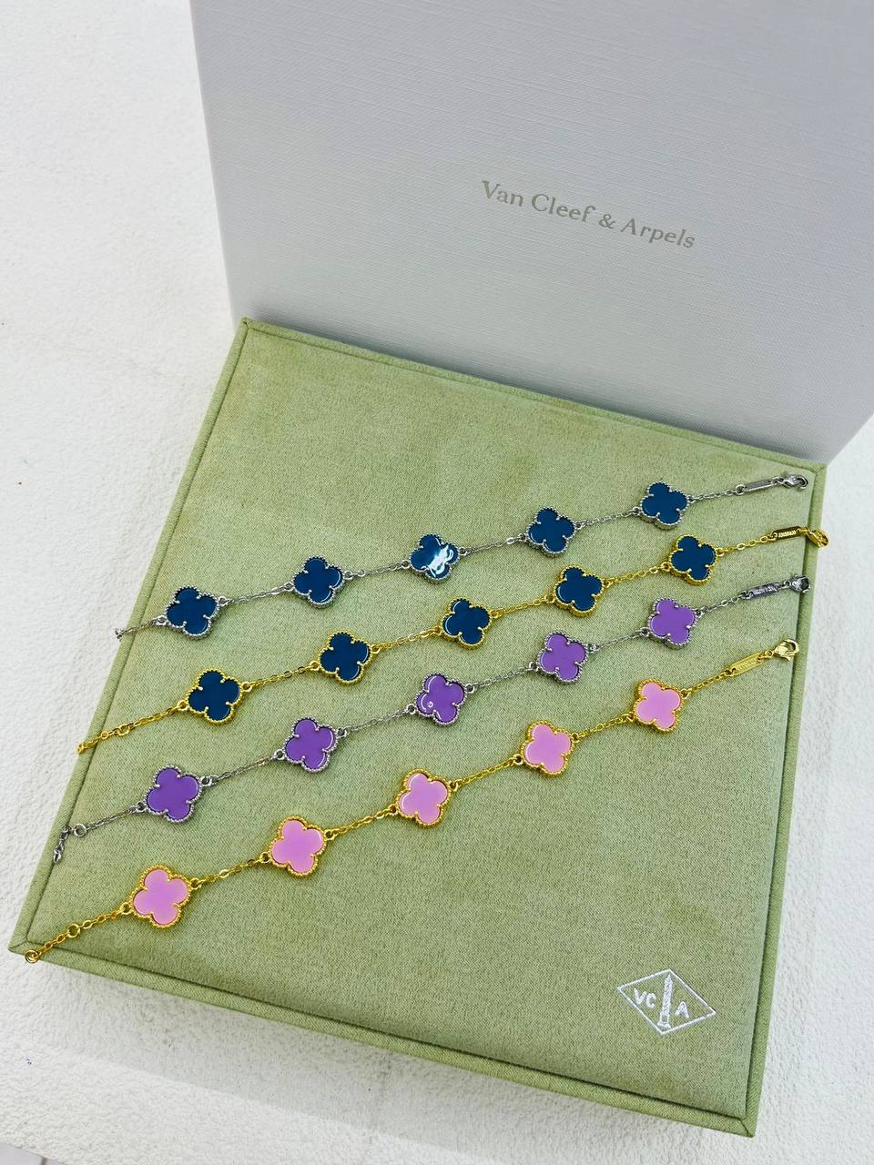 VCA❤️‍🔥*
Bracelet 🍁
Stainless Steel 💯
With black boxes 🗃️ 
20 dhs💓
With normal boxes 📦 
And paper bag🛍️
30 dhs💓

Zain216
♥️♥️♥️
