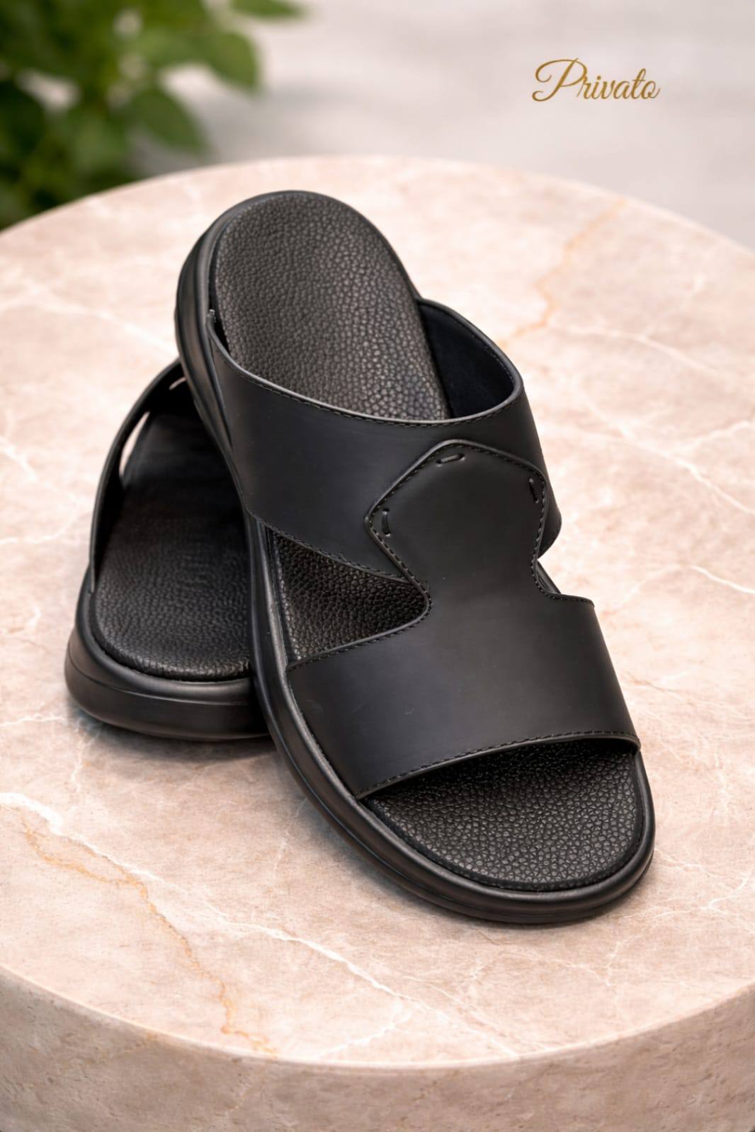 slippers for men good quality  with box and paper bag size available (40to46) 6to12) 
230 dhs❣️

Zain59
♥️♥️♥️