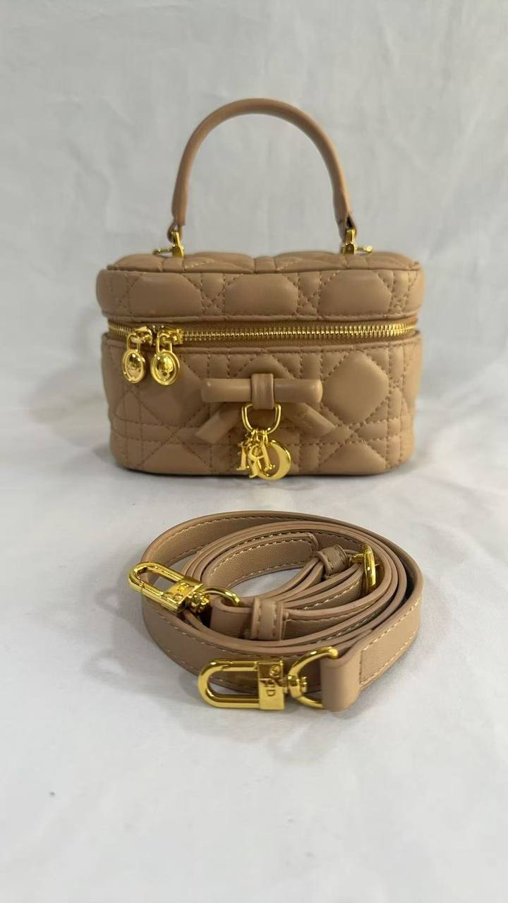 DIOR 
95 dhs✅
with box

Zain90
Zain143
♥️♥️♥️