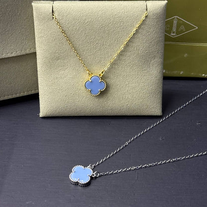 VCA ❤️‍🔥*
Necklace ✨
Stainless Steel 💯
With black boxes 📦 
20 dhs💓
With normal boxes 🗃️ 
And paper bag🛍️
30 dhs💓

Zain216
♥️♥️♥️