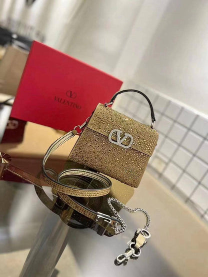 Valentino / Prada / Fendi
1⃣️First quality 

Size : 26 *19 cm

85 dhs✅

with 🖤 box🎁

Zain115
♥️♥️♥️
