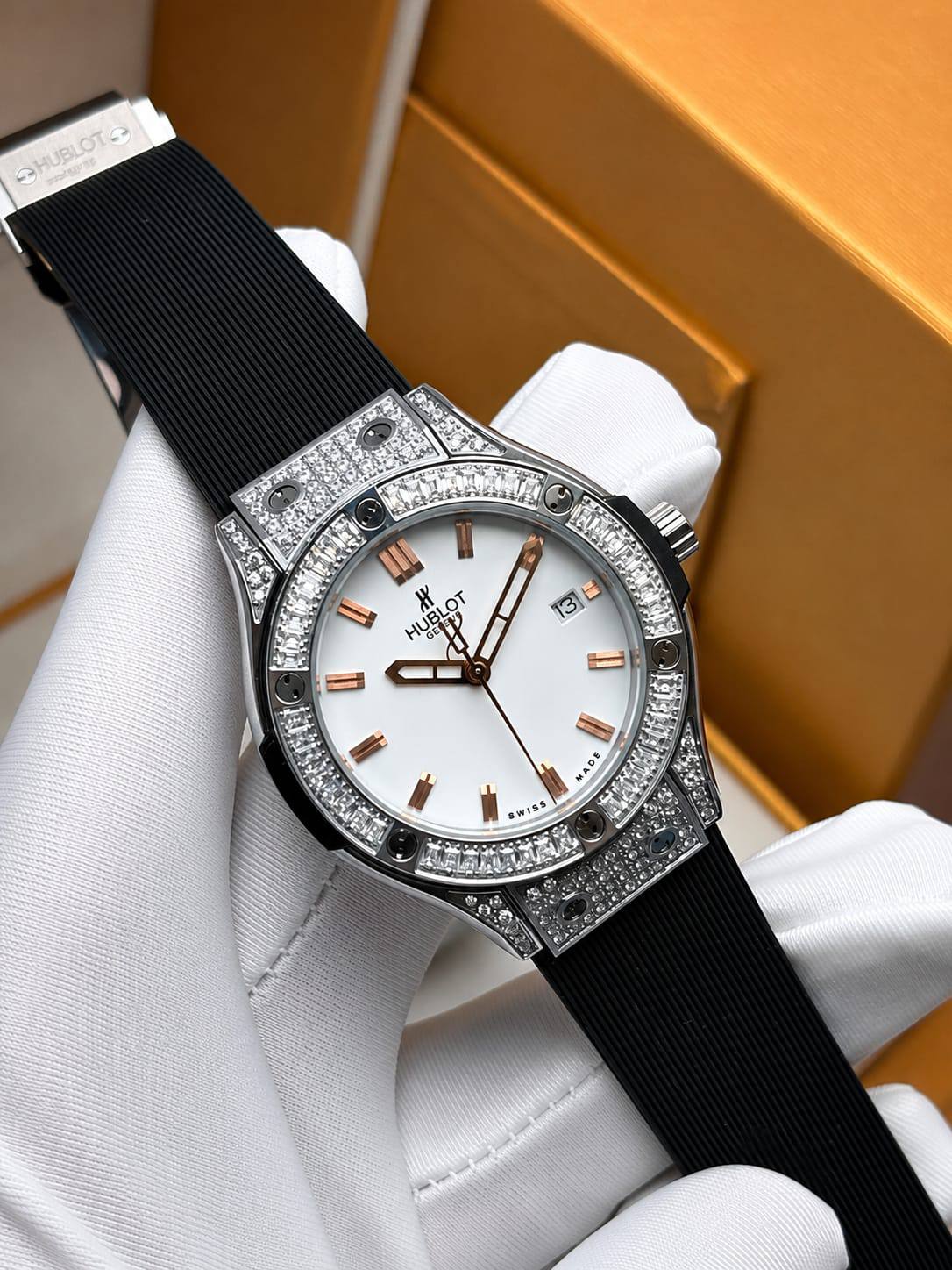 Hublot watch for ladies good quality 
220 dhs✅

Zain59
♥️♥️♥️