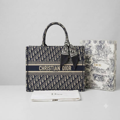 CHRISTIAN DIOR
Booktote Shopper Bag
Oblique and Tiger Design
With BOX
Size: 41 cm

120 dhs🇦🇪🇦🇪

Zain239
♥️♥️♥️