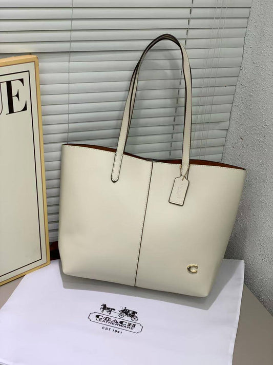 Coach North tote
Size: 32 * 28.5 * 15 cm
90 dhs🪙💚

Zain115
♥️♥️♥️