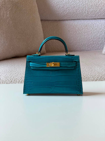 Hermes kelly croc 19cm💕master quality😍with box❤️
520 dhs💓

Zain52
♥️♥️♥️