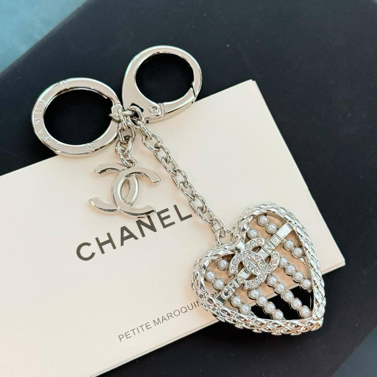 KEYCHAINS
CHANEL & LV 
60 dhs🪙🖤
With MASTER BOX 📦

Zain263
♥️♥️♥️