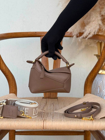 LOEWE
18cm
320 dhs🇦🇪🇦🇪
Top quality 
With box🎁

Zain167
♥️♥️♥️