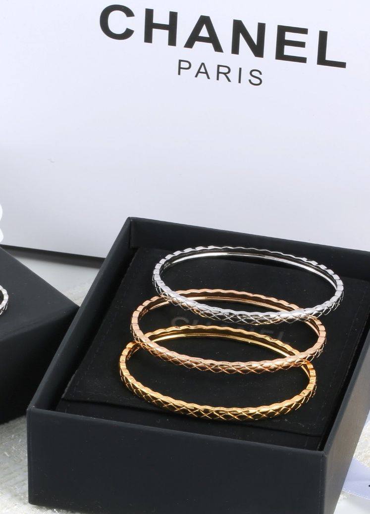 CHANEL ❤️‍🔥*
Without stone 
Bangle ✨
Master quality 💯
With normal boxes 🗃️ 
55 dhs✅
With master box 📦 
85 dhs✅

Zain216
♥️♥️♥️