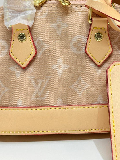 LV
90 dhs🇦🇪
with box
🎁🎁🎁

size 18×9×13cm

Zain42
♥️♥️♥️