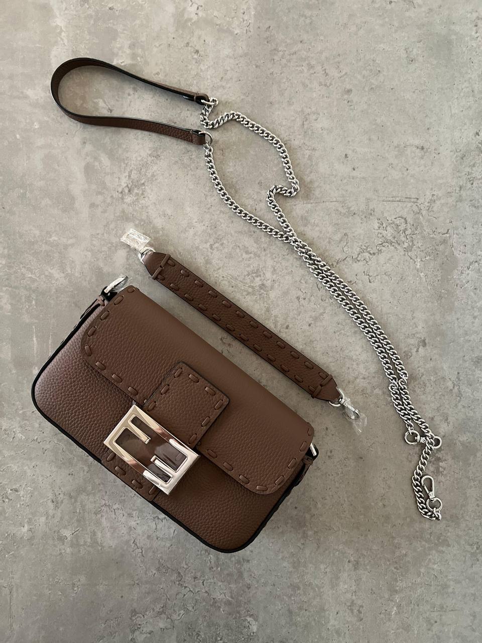 FENDI
𝐁𝐀𝐆𝐔𝐄𝐓𝐓𝐄 𝐌𝐈𝐍𝐈 𝐒𝐈𝐙𝐄 𝟏𝟗𝐜𝐦 𝐒𝐔𝐏𝐄𝐑 𝐌𝐀𝐒𝐓𝐄𝐑 𝐐𝐔𝐀𝐋𝐈𝐓𝐘 
900 dhs💓

ETAG4
♥️♥️♥️