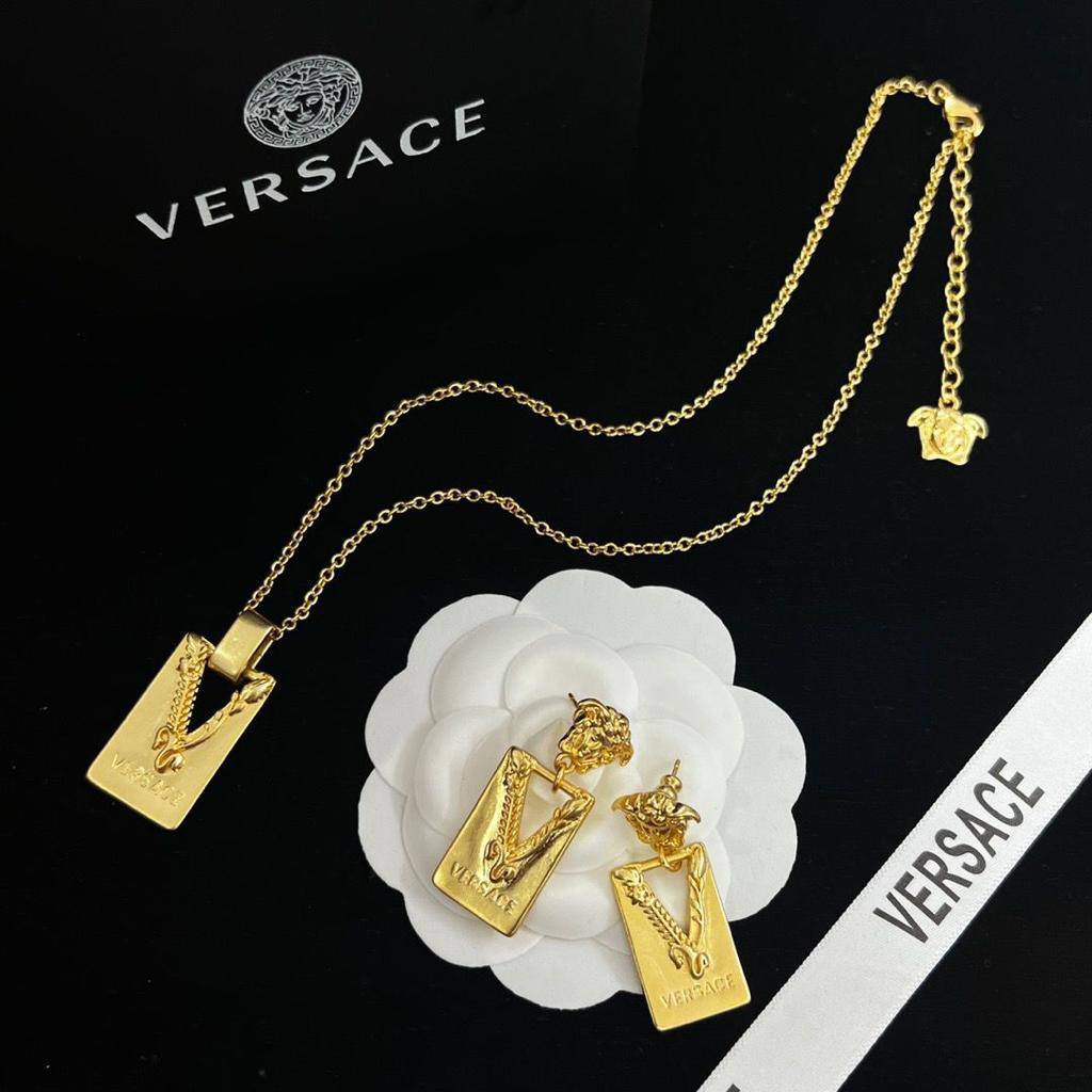 VERSACE SET 
MASTER✨💫
NECKLACE EARRINGS
WITH BOX AND PAPER BAG🛍️🎁
110 DHS💓

Zain89
♥️♥️♥️