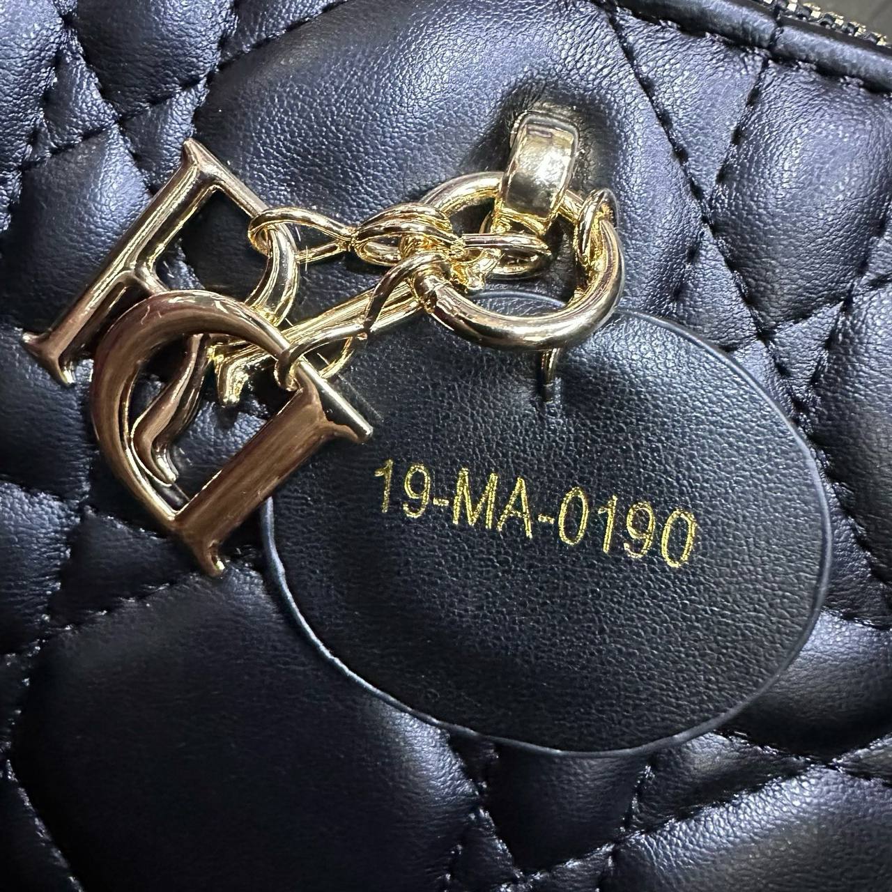 DIOR 
GOOD QUALITY
  BIG SIZE 
100 dhs✅
41CM

Zain39
♥️♥️♥️