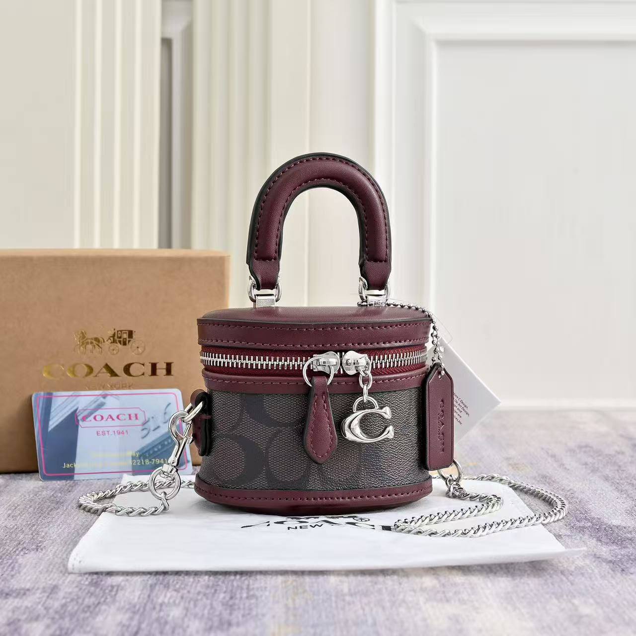 Coach
Coach 
90 dhs🇦🇪🇦🇪
with box
size 11×8.5×9cm

Zain42
♥️♥️♥️
