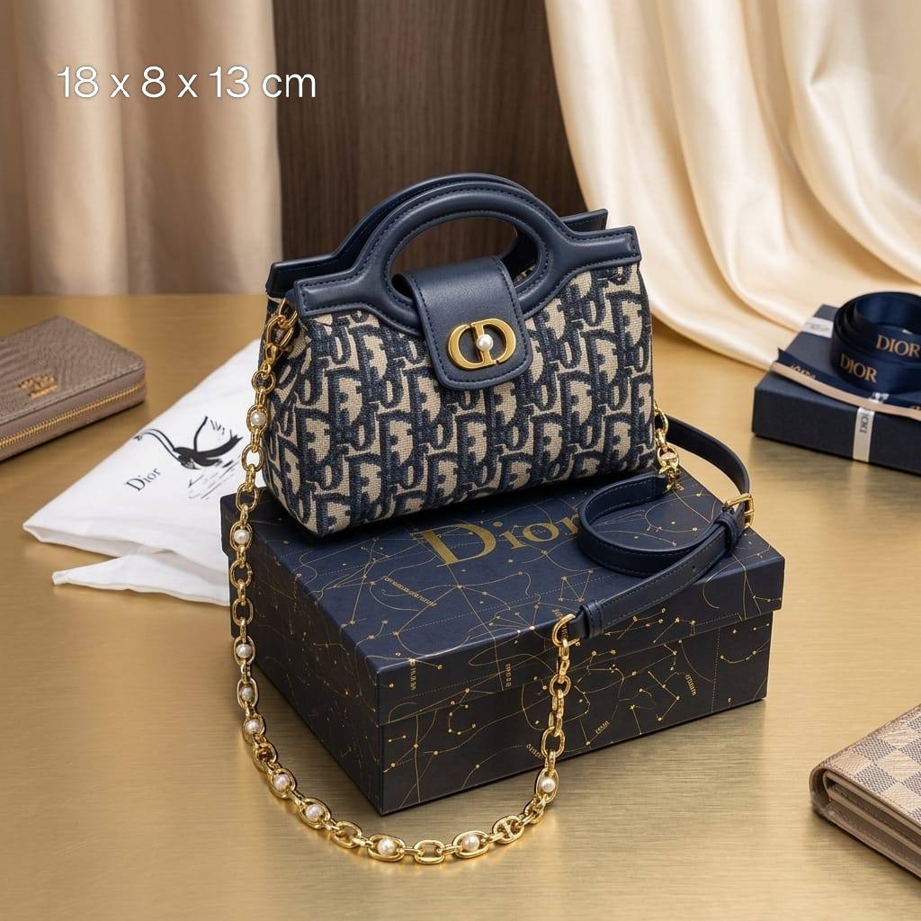 Dior
ᴊᴏʟɪᴇ ᴛᴏᴘ ʜᴀɴᴅʟᴇ ʙᴀɢ
ʙʟᴜᴇ ᴏʙʟɪǫᴜᴇ ᴊᴀᴄǫᴜᴀʀᴅ
ғᴇᴀᴛᴜʀᴇs sɪɢɴᴀᴛᴜʀᴇ CD
ᴄʟᴀsᴘ ᴡɪᴛʜ ᴘᴇᴀʀʟ ᴏɴ ᴛᴏᴘ
ᴡɪᴛʜ ɢᴏʟᴅ ᴄʜᴀɪɴ ᴡɪᴛʜ ᴘᴇᴀʀʟ
ʟᴏɴɢ ᴀᴅᴊᴜsᴛᴀʙʟᴇ sᴛʀᴀᴘ
sɪᴢᴇ: 18 cm
ᴡɪᴛʜ BOX
🎁🎁🎁

95 dhs✅

Zain31
♥️♥️♥️
