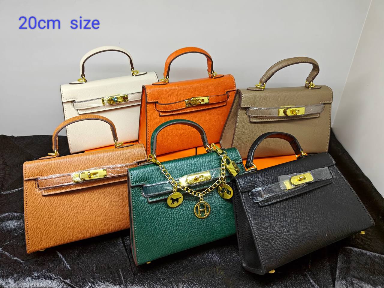 Hermes

95 dhs💓

with box
🎁🎁🎁

Zain235
