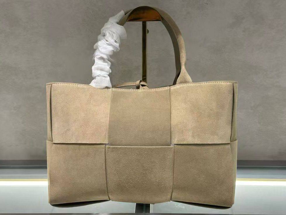 BOTTEGA
 MASTER COPY 
340 dhs✅
leather 

Zain295
♥️♥️♥️