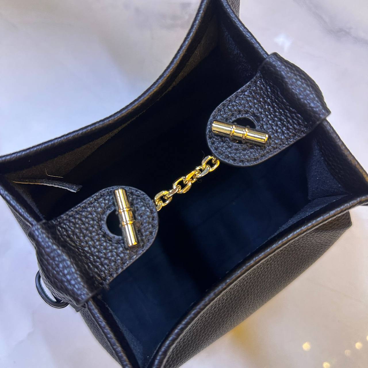 LORA PIANA

 GOOD QUALITY  

WITH BOX 
🎁🎁🎁

120 dhs✅

Zain295
♥️♥️♥️