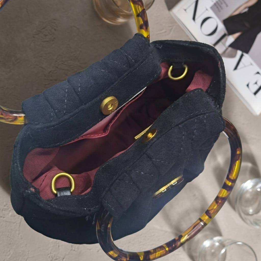 CHANEL ᴍɪɴɪ ʜᴏʙᴏ
ᴛᴏᴘ ʜᴀɴᴅʟᴇ ʙᴀɢ
sᴜᴇᴅᴇ ʟᴇᴀᴛʜᴇʀ ᴍᴀᴛᴇʀɪᴀʟ
ᴡɪᴛʜ ᴛᴏʀᴛᴏɪsᴇ sʜᴇʟʟ
ᴘʟᴇxɪ ɢʟᴀss ʜᴀɴᴅʟᴇ
ᴡɪᴛʜ ɢᴏʟᴅ ᴄʜᴀɪɴ ʙᴇʟᴛ sᴛʀᴀᴘ
sɪᴢᴇ : 18 cm
ᴡɪᴛʜ BOX
🎁🎁🎁

90 dhs✅

Zain31
♥️♥️♥️