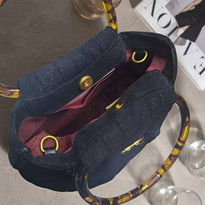 CHANEL ᴍɪɴɪ ʜᴏʙᴏ
ᴛᴏᴘ ʜᴀɴᴅʟᴇ ʙᴀɢ
sᴜᴇᴅᴇ ʟᴇᴀᴛʜᴇʀ ᴍᴀᴛᴇʀɪᴀʟ
ᴡɪᴛʜ ᴛᴏʀᴛᴏɪsᴇ sʜᴇʟʟ
ᴘʟᴇxɪ ɢʟᴀss ʜᴀɴᴅʟᴇ
ᴡɪᴛʜ ɢᴏʟᴅ ᴄʜᴀɪɴ ʙᴇʟᴛ sᴛʀᴀᴘ
sɪᴢᴇ : 18 cm
ᴡɪᴛʜ BOX
🎁🎁🎁

90 dhs✅

Zain31
♥️♥️♥️