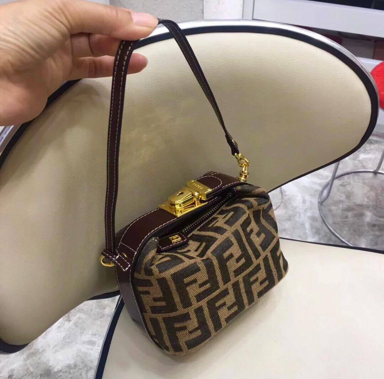 Fendi

80 dhs🪙🌨️

with box
🎁🎁🎁

Zain90
♥️♥️♥️
