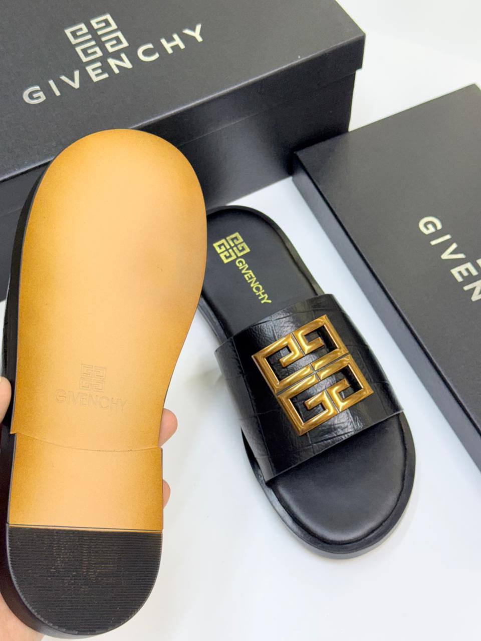 NEW CAME
MEN SLIPPER
GIVENCHY
GOOD QUALITY
105 dhs🌺
39 TO 46

Zain40
♥️♥️♥️