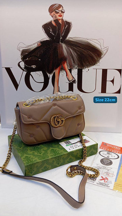 Gucci
Best quality 
with box’s 
🎁🎁🎁

110 dhs🪙🖤
size 22cm

Zain158
♥️♥️♥️