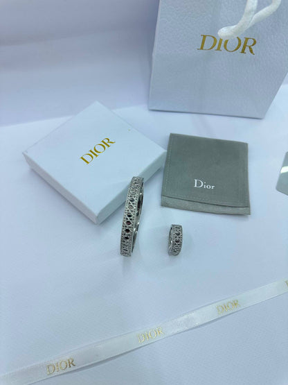 Dior
Bangle 🔥
Ring 💍 available size👇
7,8,9
good quality 💯
With brand boxes 🗃️ 

And paper bag 🛍️
55 dhs🇦🇪🇦🇪🇦🇪
With master box 📦 
And paper bag 🛍️
70 dhs🇦🇪🇦🇪🇦🇪


Zain216
♥️♥️♥️